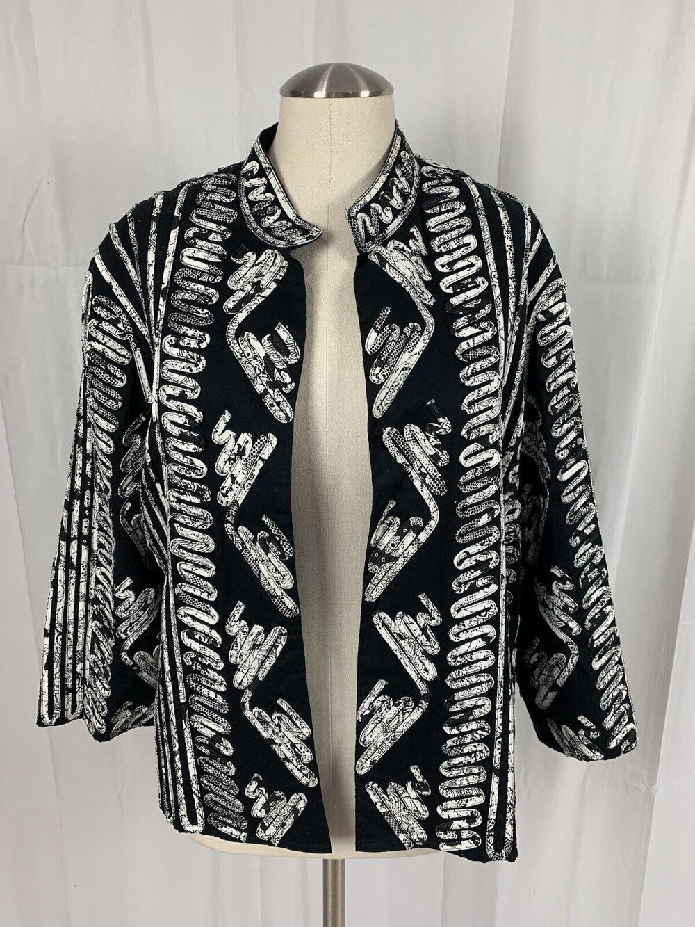 Chico’s Size 2 Women’s BEAUTIFUL Bolero Box Jacket Black & White Abstract Design